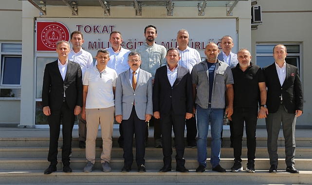 Tokat TSO, TOBB’un desteğiyle  400 bin liralık kırtasiye çeklerini Milli Eğitim Müdürlüğü’ne teslim etti .
